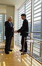 ドラフトを確認する佐藤氏(左)と原田氏(右)