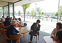 外部と一体化した喫煙室の配置。