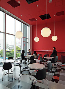 4階喫煙室.階高が4,500mmの空間で,換気回数は1時間に40回.写真右側の壁際ドア下から新鮮な空気を取り入れている.